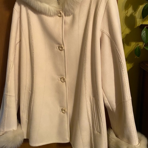 Light weight coat. - Picture 2 of 3